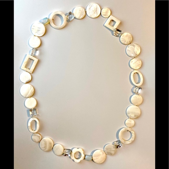 Beautiful Shell Necklace - Picture 2 of 3